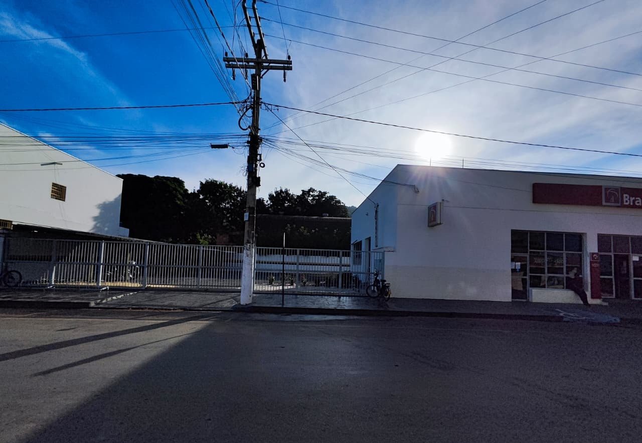 Lateral do imóvel e portão de acesso ao estacionamento, centro de Brasilândia de Minas