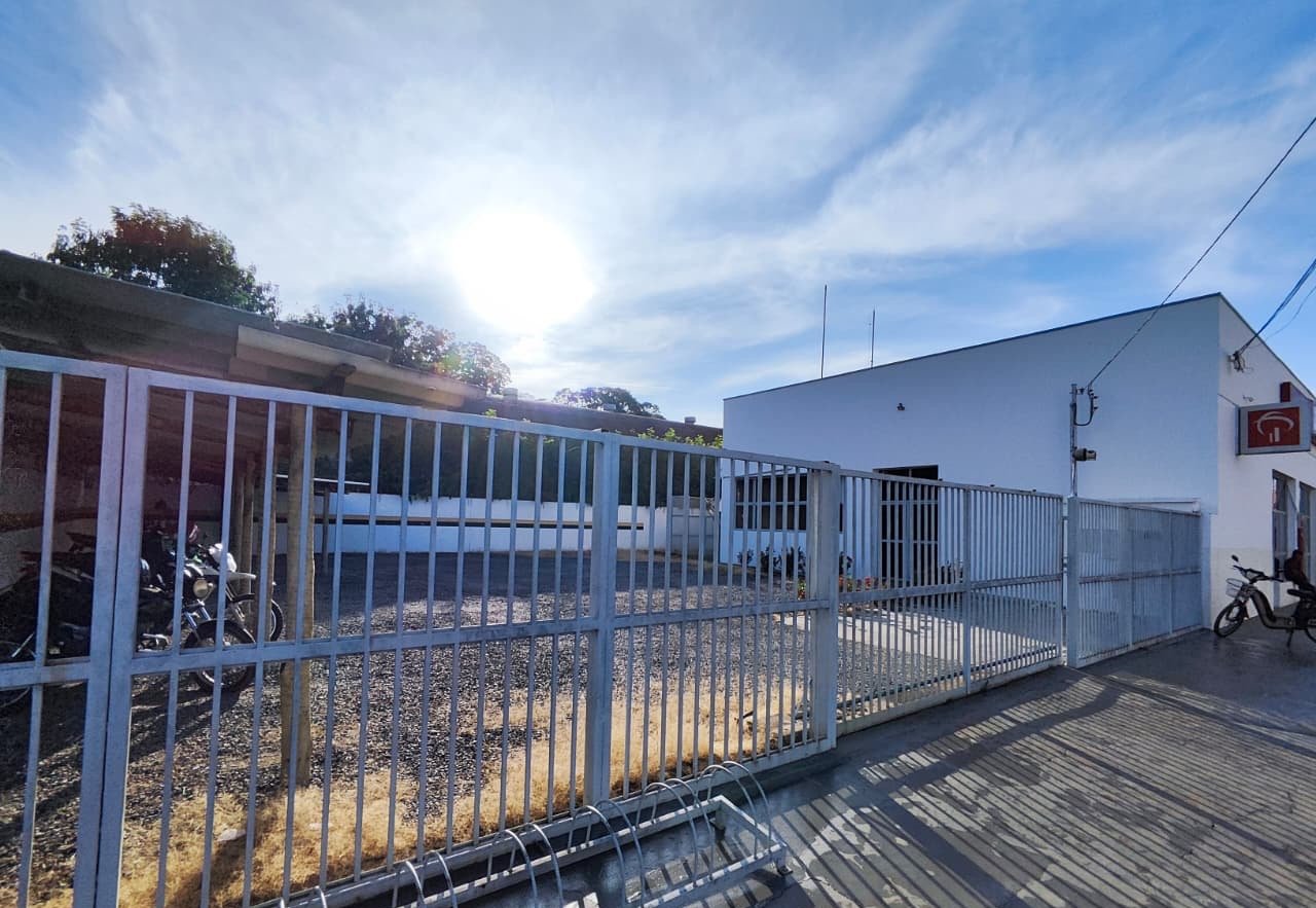 Portão de acesso independente ao pátio do imóvel