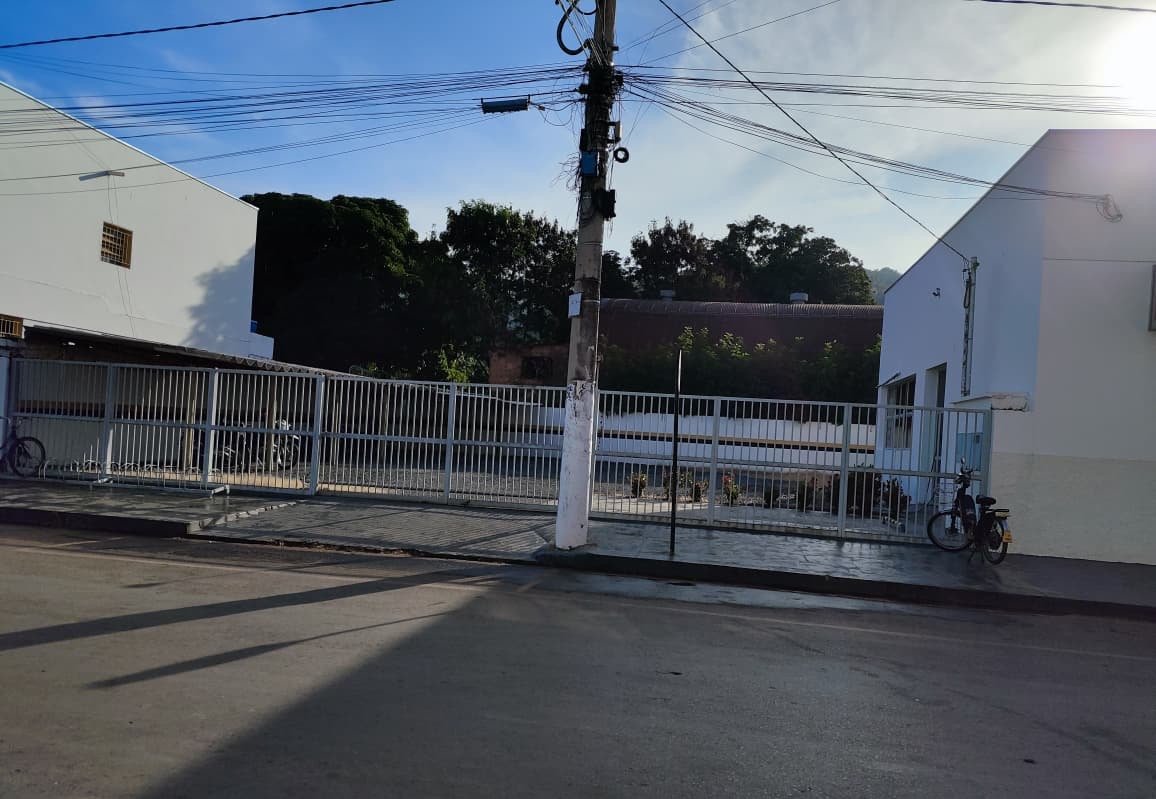 Vista da esquina e do entorno no centro de Brasilândia de Minas