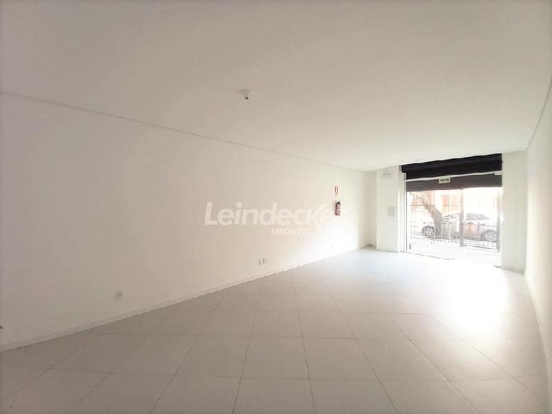 Salão principal visto da entrada, com a vitrine ao fundo