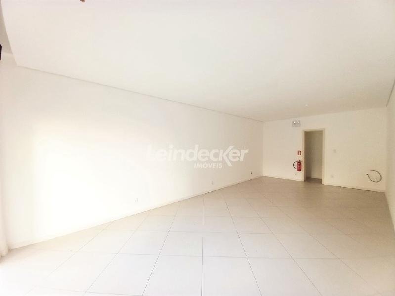 Salão único de 80 m² com piso em porcelanato