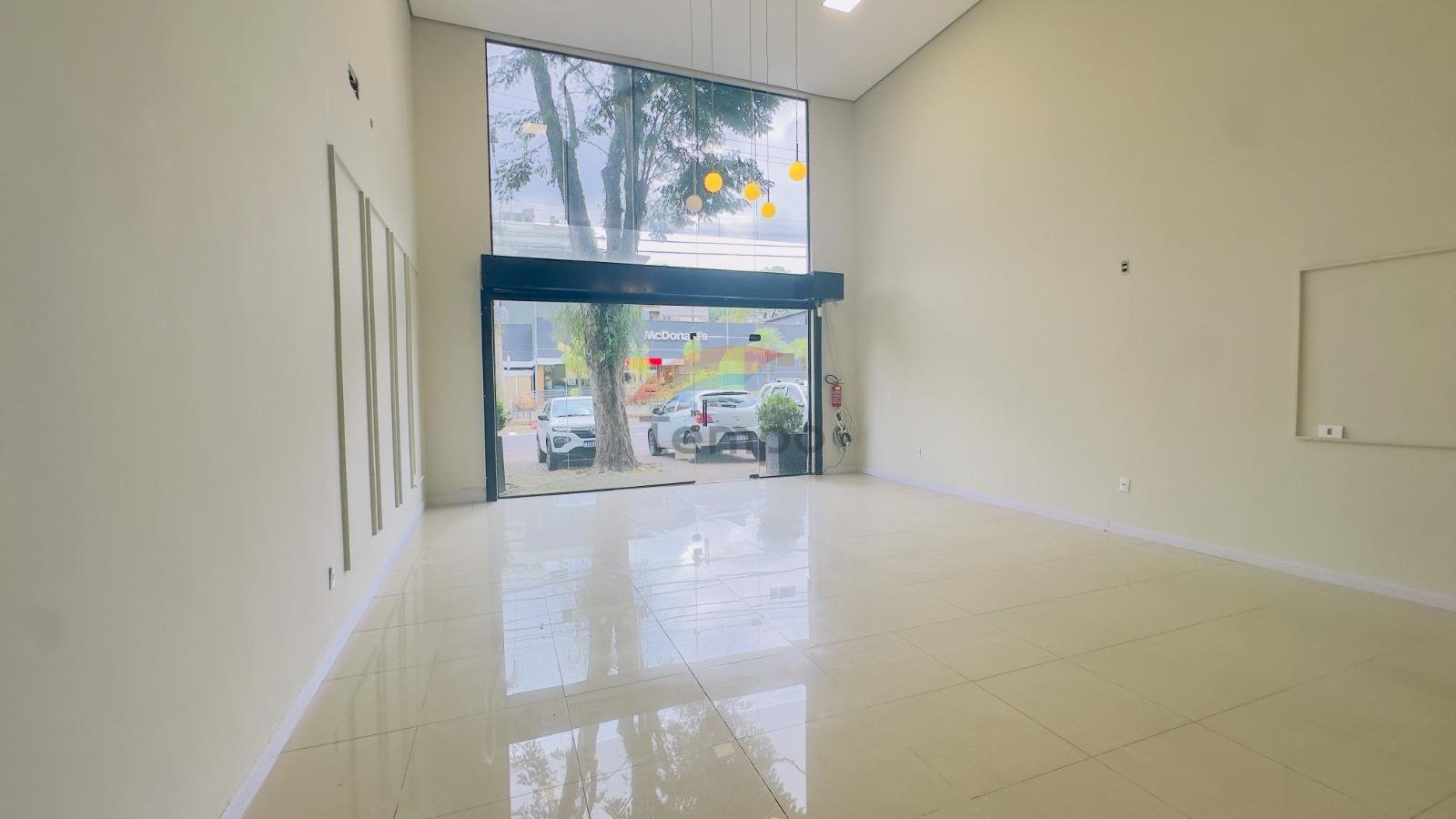 Salão principal com vitrine envidraçada para a Rua Marcílio Dias
