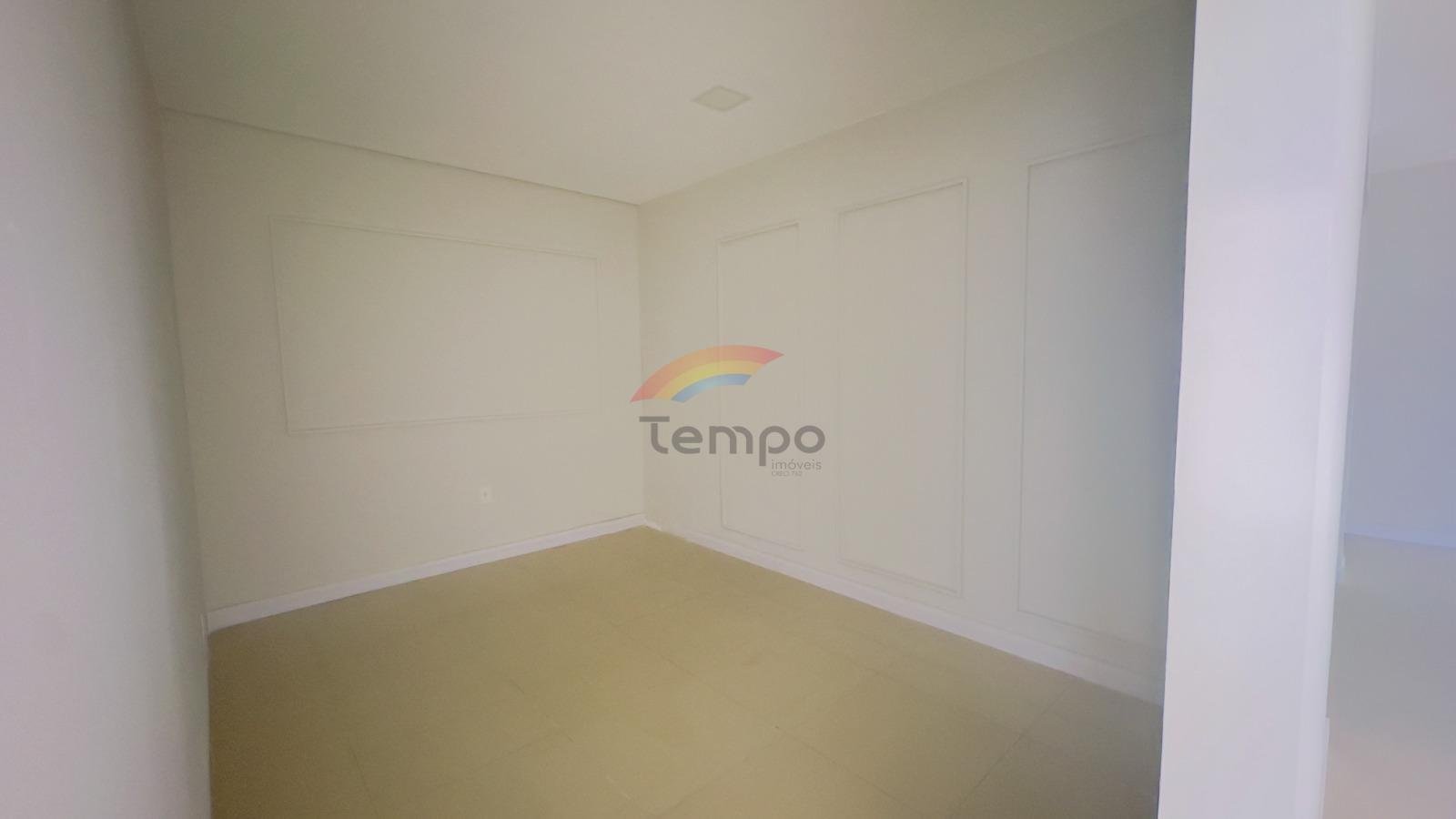 Canto do salão com acabamento em porcelanato polido