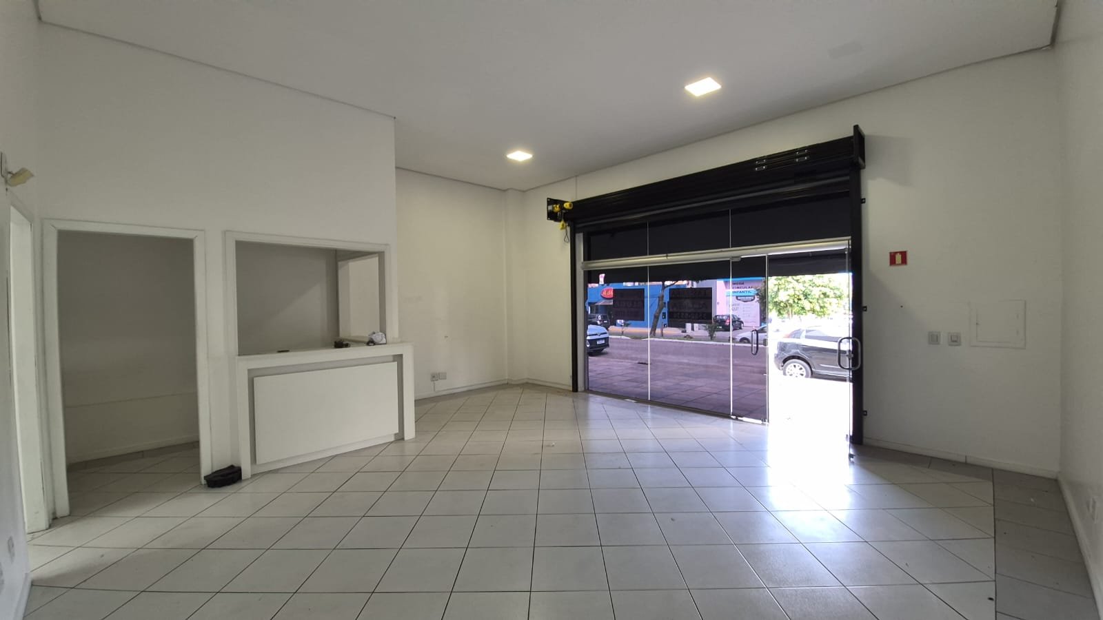 Salão com balcão de atendimento e vitrine