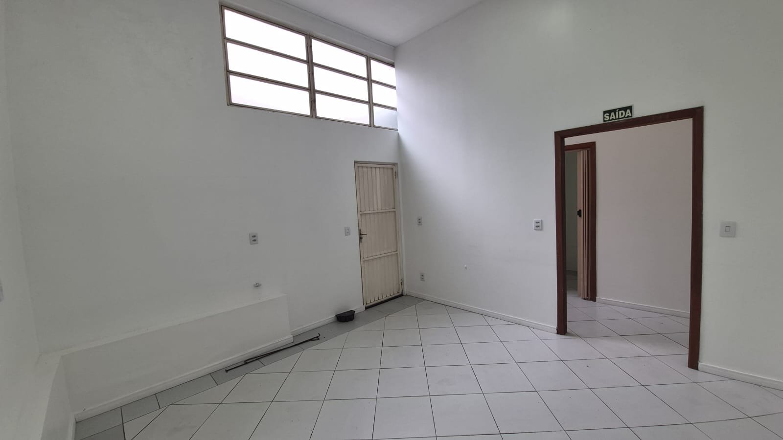 Sala de apoio com janela alta