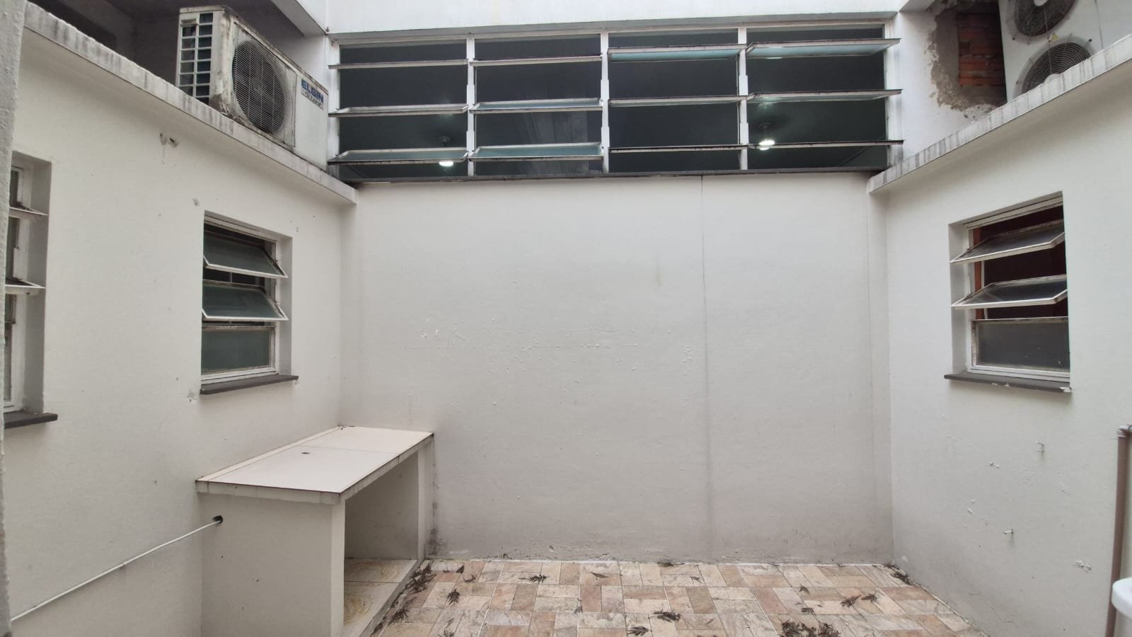 Pátio coberto nos fundos da loja
